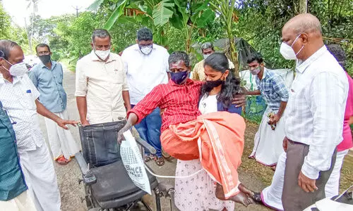തളർന്ന വിനോദിന്​ സഹായവുമായി തിരുവോണനാളിൽ മന്ത്രിയും കലക്​ട​റുമെത്തി