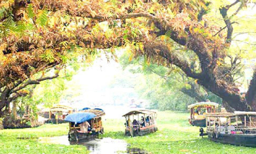 സഞ്ചാരികളെത്തി; കായൽ സൗന്ദര്യം നുകരാൻ തിരക്കേറെ