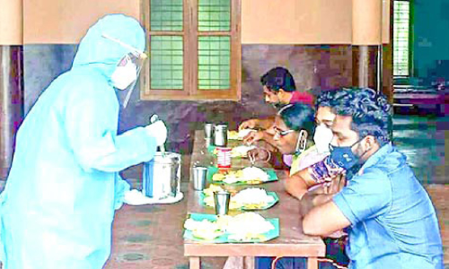 പി.പി.ഇ കിറ്റ്​ അണിഞ്ഞ്​ ഓണസദ്യ വിളമ്പി  പഞ്ചായത്ത് പ്രസിഡൻറ്​