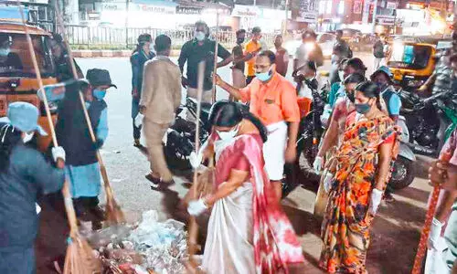 നഗരം ശുചീകരിക്കാൻ ചൂലെടുത്തിറങ്ങി, ചെയർപേഴ്സന​ും കൗൺസിലർമാരും