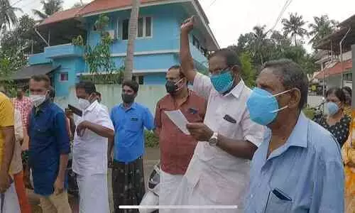 എടയപ്പുറത്തെ അനധികൃത കാർബൺ കമ്പനി നാട്ടുകാർ ഉപരോധിച്ചു 