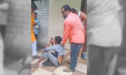 ഹിന്ദു പ്രദേശത്ത്​ കച്ചവടം നടത്തിയതിന്​ മുസ്​ലിം യുവാവിന്​ ക്രൂര മർദനം, ന്യായീകരിച്ച്​ ബി.ജെ.പി മന്ത്രി VIDEO