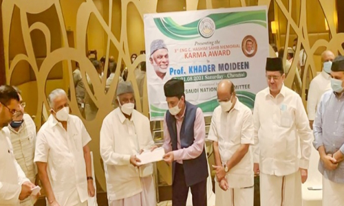 സൗദി കെ.എം.സി.സി കർമ പുരസ്‌കാരം പ്രഫ. ഖാദർ മൊയ്‌തീന് സമ്മാനിച്ചു