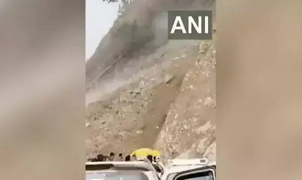 മലയിളകി കല്ലുംമണ്ണുമായി താഴോട്ട്​; താഴെ ഭീതി​യോടെ വാഹനങ്ങൾ- ഉത്തരാഖണ്ഡിൽനിന്ന്​ ഞെട്ടലായി വിഡിയോ