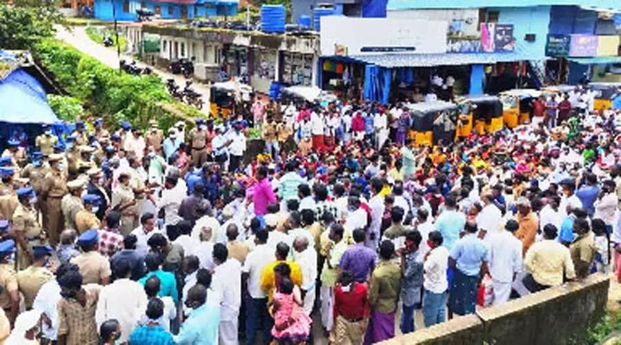 കാട്ടാനകൾ വീടുതകർക്കൽ പതിവ്​; ജനം റോഡിലിറങ്ങി