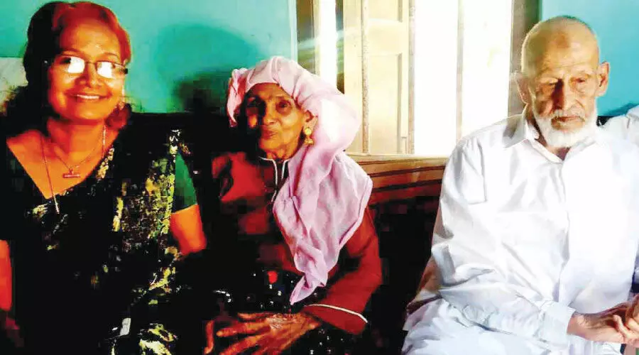 സ്നേഹപൂർവം വിളിക്കാൻ ഇനി ഉപ്പ ഇല്ല; ദുഃഖം പങ്കിട്ട് മീര പുഷ്പരാജ് സ്നേഹപൂർവം വിളിക്കാൻ ഇനി ഉപ്പ ഇല്ല; ദുഃഖം പങ്കിട്ട് മീര പുഷ്പരാജ്