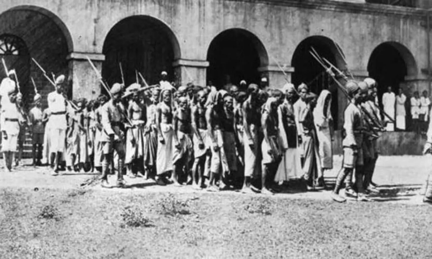 ര​ക്തസാ​ക്ഷി​ക​ളെ മാ​യ്​​ക്കാ​നൊ​രു​ങ്ങു​ന്ന   മാ​പ്പു​സാ​ക്ഷി​ക​ൾ