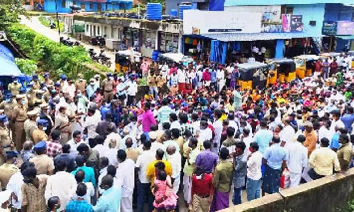 കാട്ടാനകൾ വീടുതകർക്കൽ പതിവ്​; ജനം റോഡിലിറങ്ങി