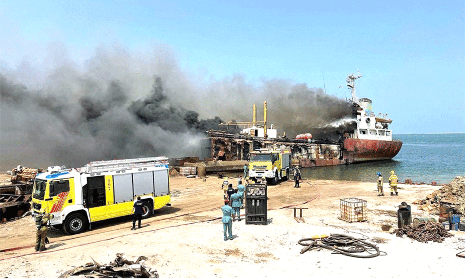 ഉമ്മുൽഖുവൈനിൽ കപ്പലിന്​ തീപിടിച്ചു