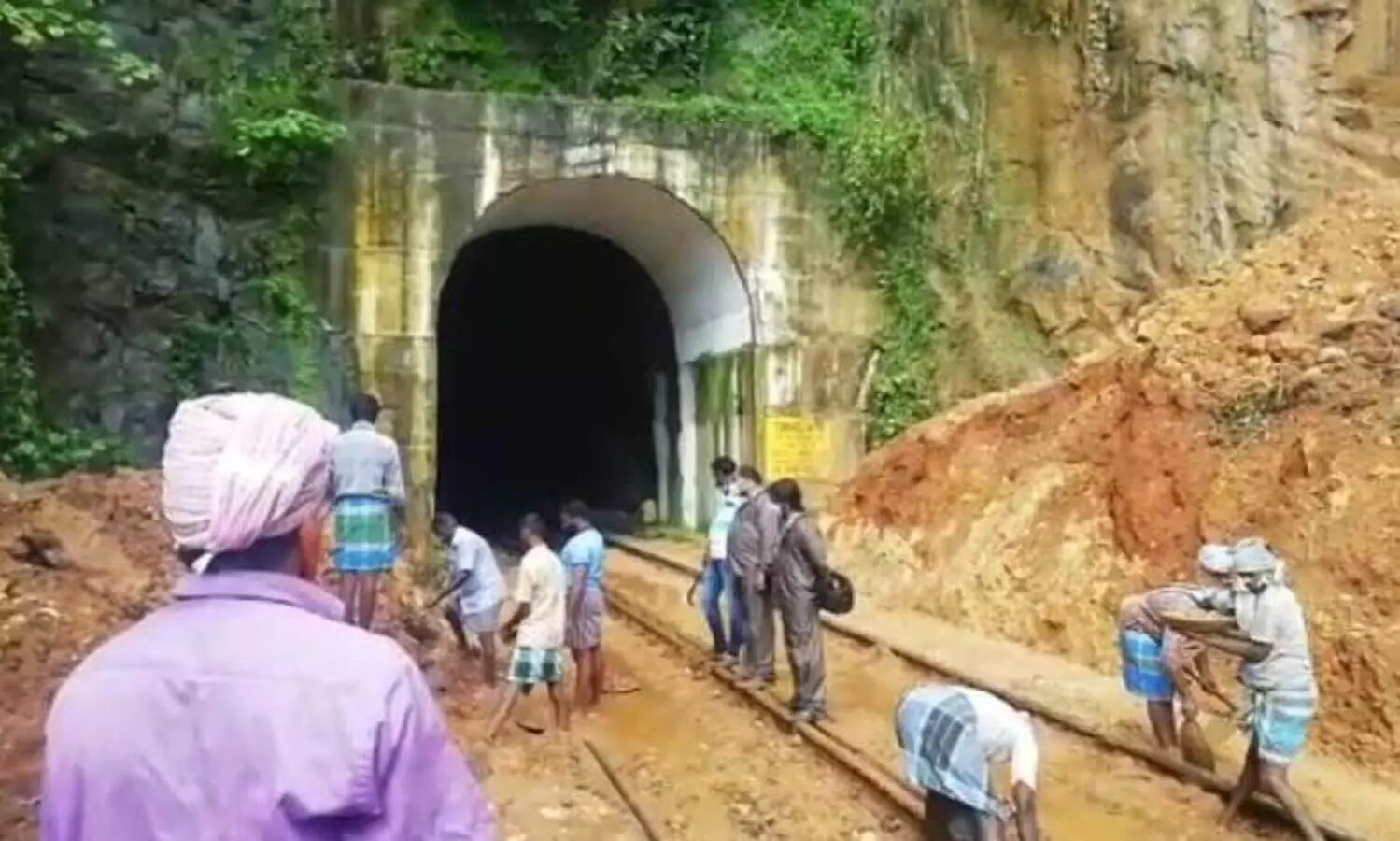 ട്രാക്കിൽ മണ്ണിടിഞ്ഞ് വീണു; മണിക്കൂറുകളോളം ട്രെയിൻ സർവിസ് തടസ്സപ്പെട്ടു