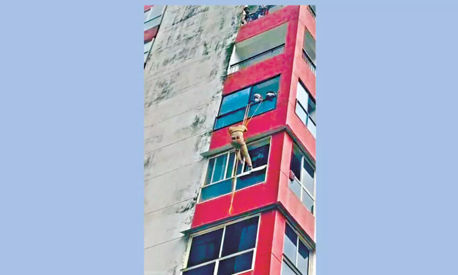 അ​ഞ്ചാം​നി​ല​യി​ലെ മു​റി​യി​ൽ കു​ടു​ങ്ങി പി​ഞ്ചു​കു​ഞ്ഞ്​; രക്ഷകരായി അഗ്​നിരക്ഷാസേന