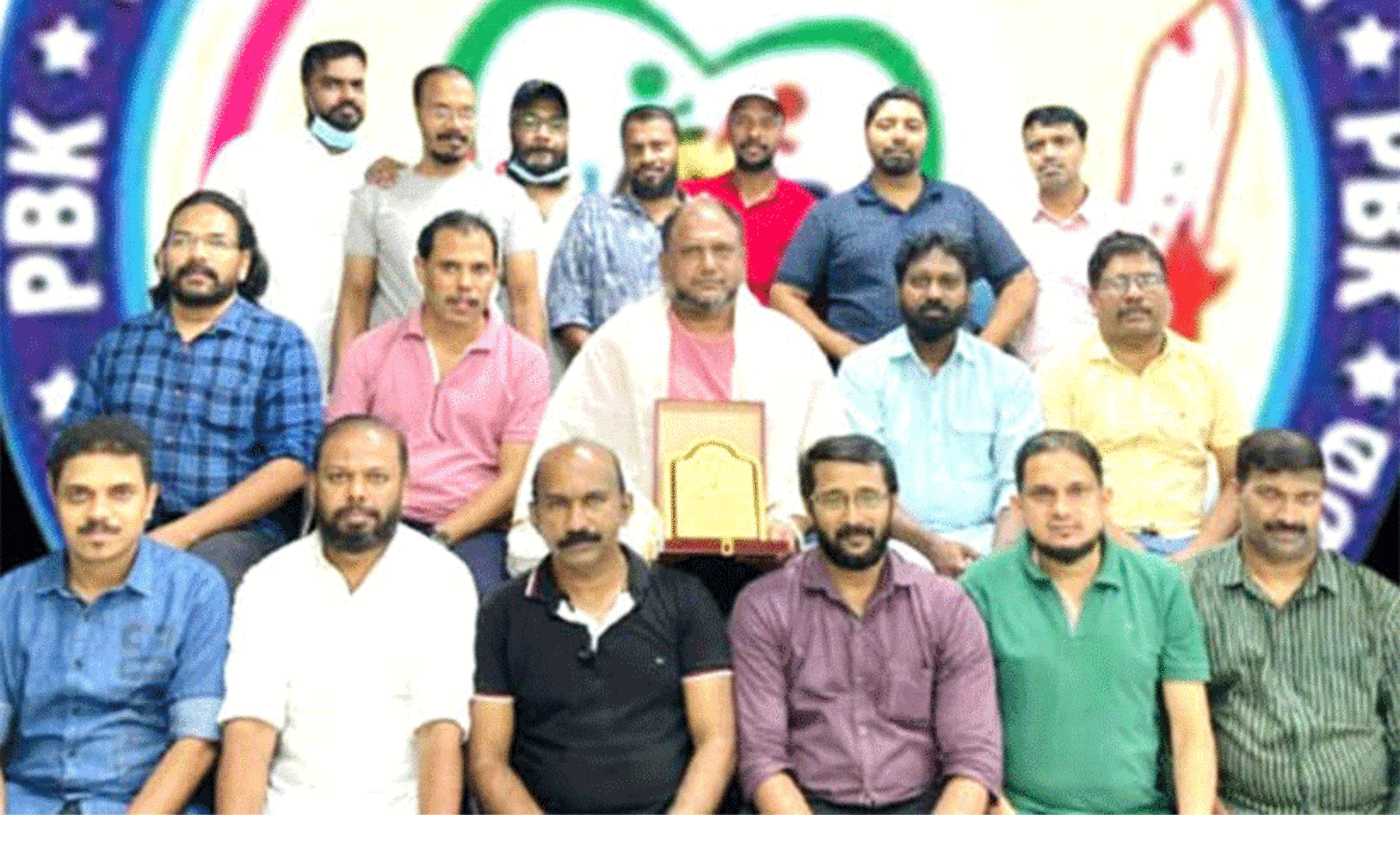 മു​സ്ത​ഫ തി​രൂ​രി​ന് പ്ര​വാ​സി ബാ​ർ​ബേ​ഴ്സ് കൂ​ട്ടാ​യ്മ യാ​ത്ര​യ​യ​പ്പ് ന​ൽ​കി