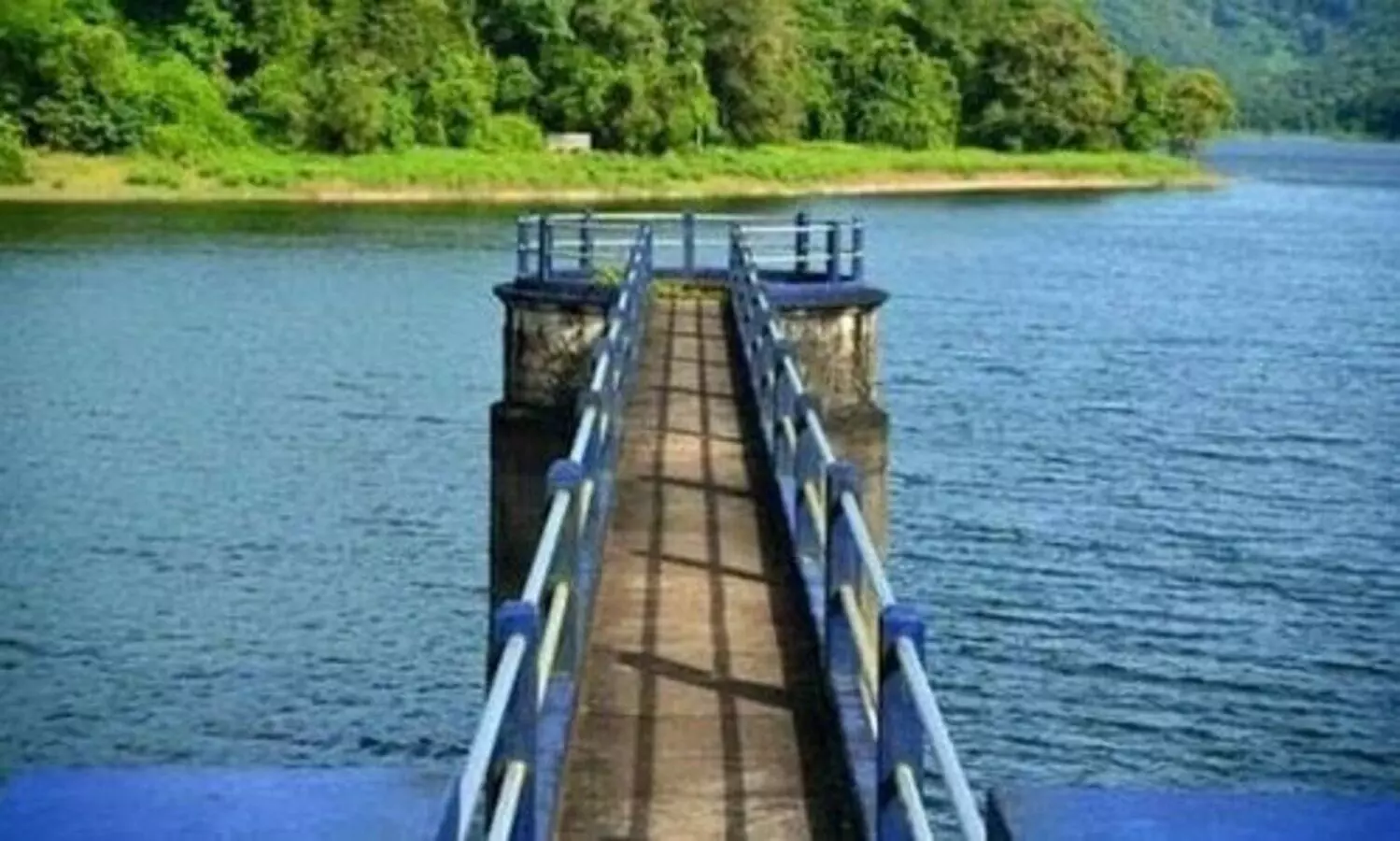 വി​നോ​ദ​സ​ഞ്ചാ​ര കേ​ന്ദ്ര​ങ്ങ​ളി​ൽ തി​ര​ക്കേ​റു​ന്നു