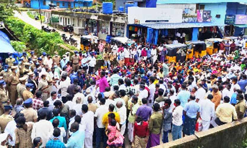 കാട്ടാനകൾ വീടുതകർക്കൽ പതിവ്​; ജനം റോഡിലിറങ്ങി