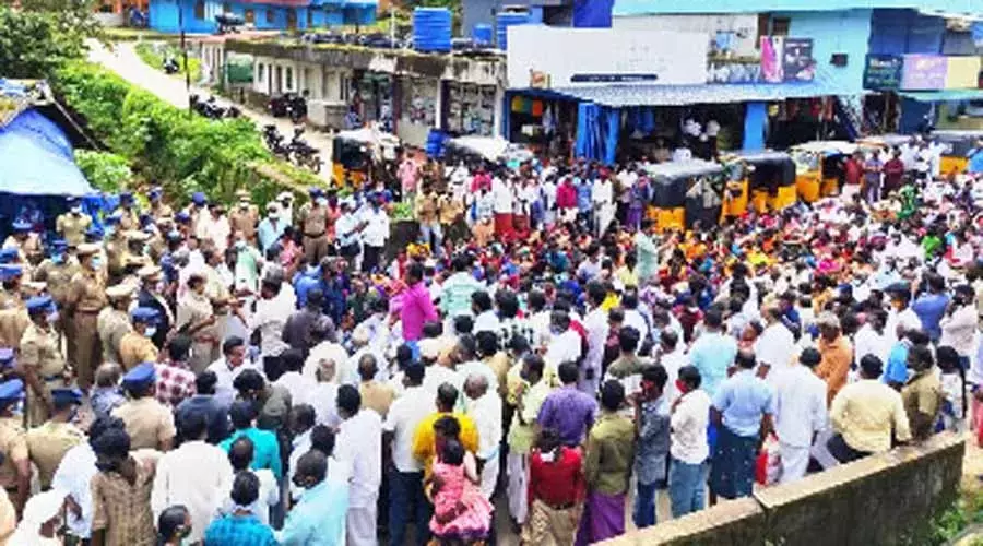 കാട്ടാനകൾ വീടുതകർക്കൽ പതിവ്​; ജനം റോഡിലിറങ്ങി