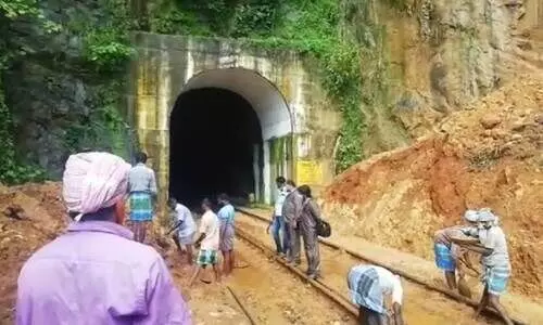 ട്രാക്കിൽ മണ്ണിടിഞ്ഞ് വീണു; മണിക്കൂറുകളോളം ട്രെയിൻ സർവിസ് തടസ്സപ്പെട്ടു