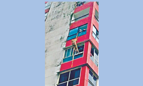 അ​ഞ്ചാം​നി​ല​യി​ലെ മു​റി​യി​ൽ കു​ടു​ങ്ങി പി​ഞ്ചു​കു​ഞ്ഞ്​; രക്ഷകരായി അഗ്​നിരക്ഷാസേന