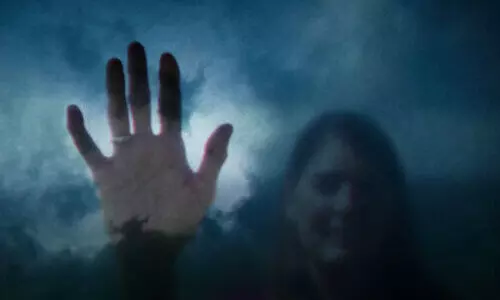 കഴുത്തിൽ കുരുക്കിട്ട് മുറുക്കി 16കാരിയെ കൊല്ലാൻ ശ്രമം, അയൽവാസി ഒളിവിൽ