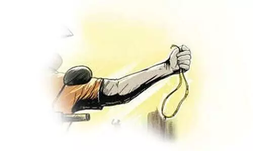 സ്കൂ​ട്ട​റി​നൊ​പ്പം ബൈ​ക്കി​ൽ സ​ഞ്ച​രി​ച്ച് ന​ഗ​ര​സ​ഭ കൗ​ൺ​സി​ല​റു​ടെ മാ​ല ക​വ​ർ​ന്നു