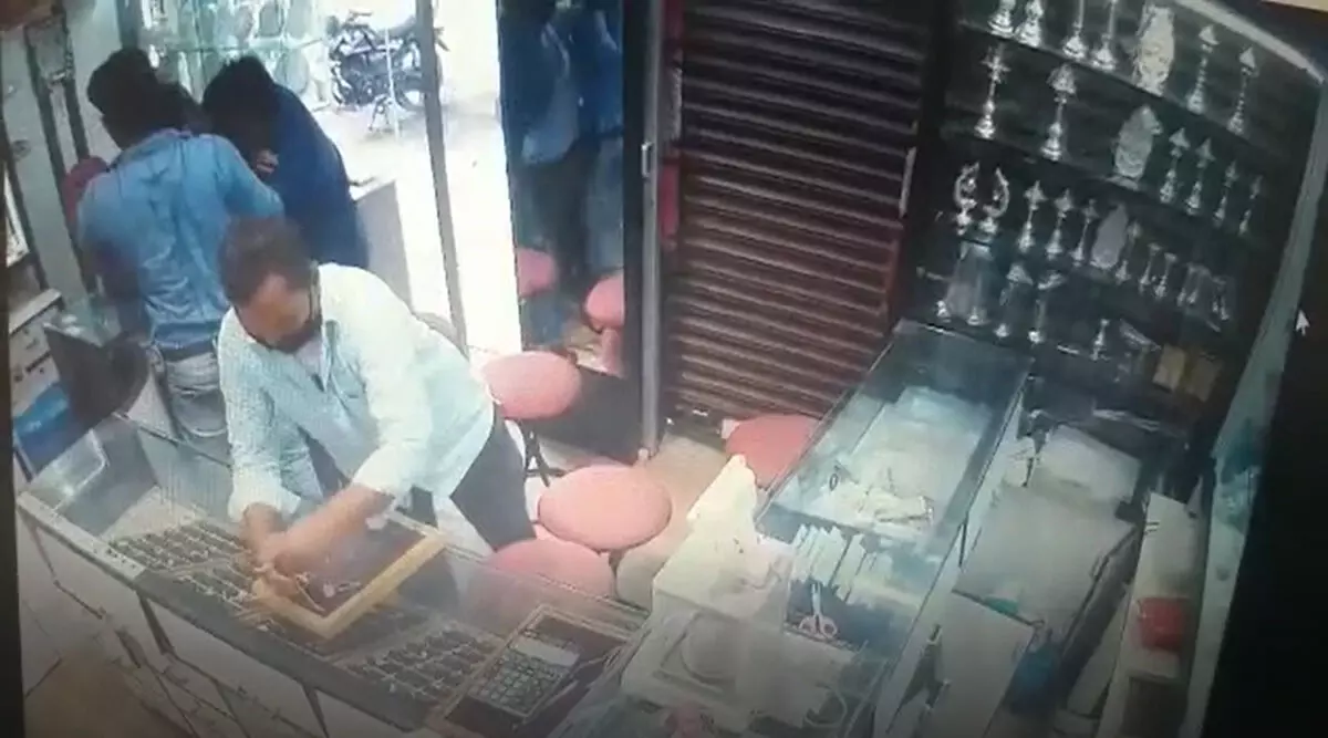 മൈസൂരുവിൽ ജ്വല്ലറിയിൽ മോഷണം; കവർച്ചക്കിടെ ഒരാളെ വെടിവെച്ചുകൊന്നു -വിഡിയോ മൈസൂരുവിൽ ജ്വല്ലറിയിൽ മോഷണം; കവർച്ചക്കിടെ ഒരാളെ വെടിവെച്ചുകൊന്നു -വിഡിയോ