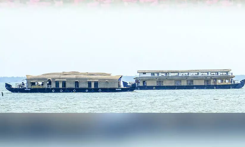 കുമരകത്ത് ഹൗസ് ബോട്ടുകൾ വീണ്ടും നിറഞ്ഞൊഴുകുന്നു കുമരകത്ത് ഹൗസ് ബോട്ടുകൾ വീണ്ടും നിറഞ്ഞൊഴുകുന്നു