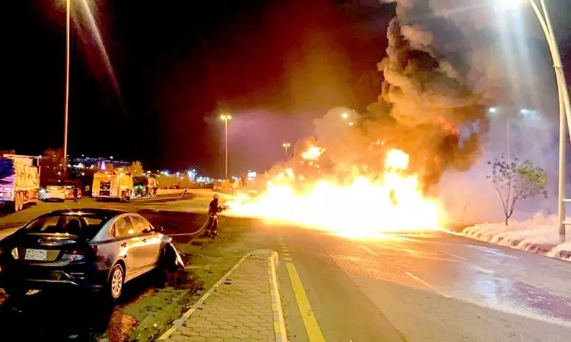 മക്ക-ജിദ്ദ റോഡിൽ ഇന്ധന ടാങ്കർ ലോറിക്ക്​ തീപിടിച്ചു