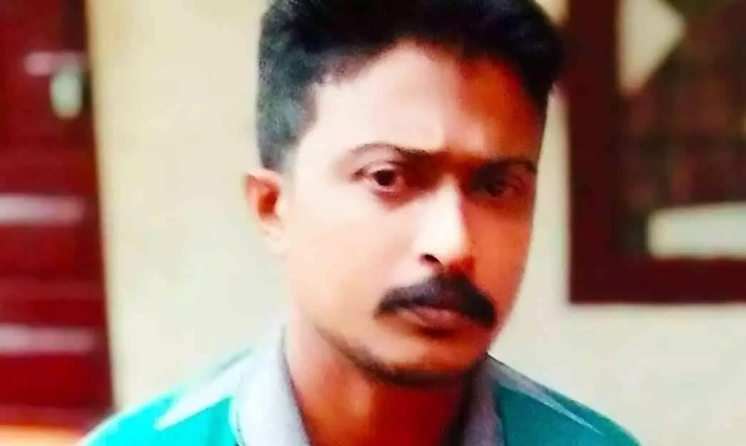 യുവാവിനെ വീടിനു സമീപമുള്ള മരത്തിൽ തൂങ്ങി മരിച്ച നിലയിൽ കണ്ടെത്തി
