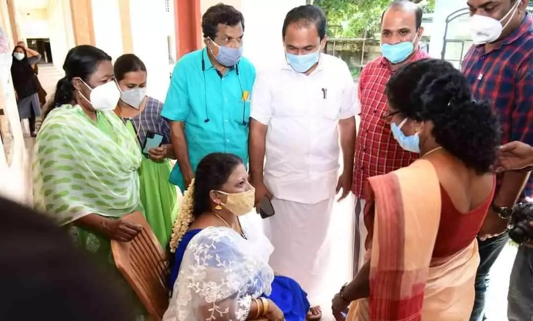 വിവാഹ മണ്ഡപത്തില്‍ നിന്നും തുല്യത പരീക്ഷ​ എഴുതാനെത്തിയ ജിജിക്ക് അനുമോദനം