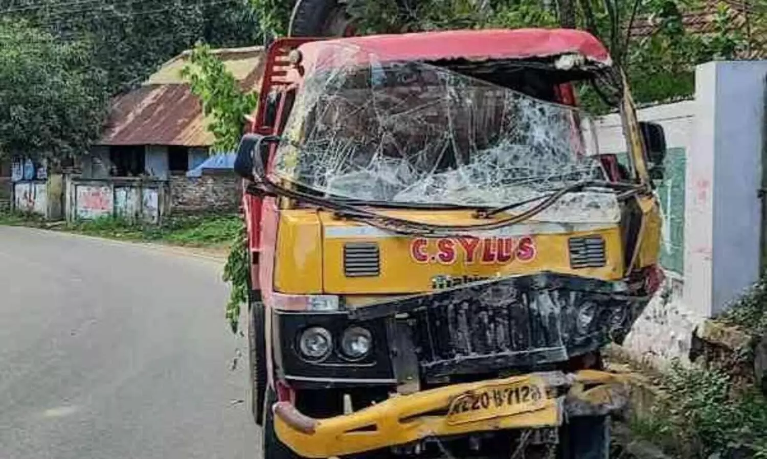 ടിപ്പർ മതിൽ തകർത്തു; നാല് പേർക്ക് പരിക്ക്