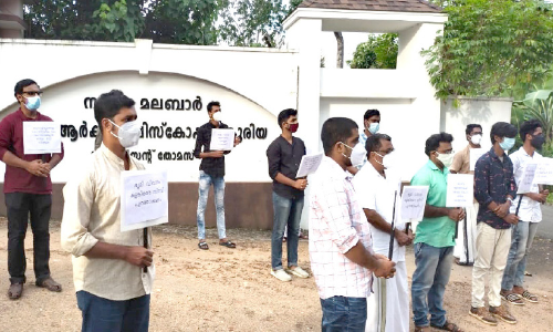 എ​റ​ണാ​കു​ളം- അ​ങ്ക​മാ​ലി അ​തി​രൂ​പ​ത ഭൂ​മി ഇ​ട​പാട്​; സിനഡ് സർക്കുലർ കത്തിച്ച് പ്രതിഷേധം