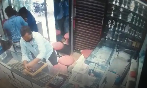 മൈസൂരുവിൽ ജ്വല്ലറിയിൽ മോഷണം; കവർച്ചക്കിടെ ഒരാളെ വെടിവെച്ചുകൊന്നു -വിഡിയോ