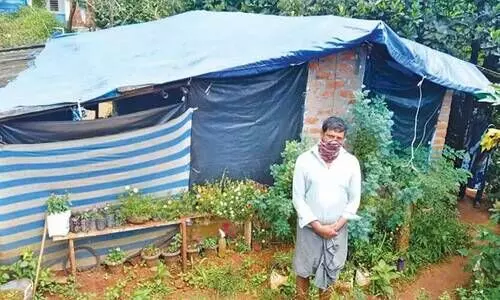 വേ​ണം, സ​തീ​ശ​നും മ​ക്ക​ൾ​ക്കും അ​ട​ച്ചു​റ​പ്പു​ള്ള വീ​ട്​