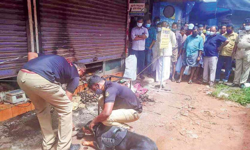 പലചരക്കുകടക്ക് തീപിടിച്ചു; ആസൂത്രിതമെന്ന് സംശയം
