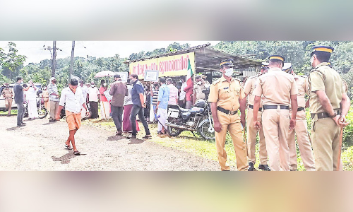 ഹാരിസൺസി​െൻറ പുറമ്പോക്ക് കൈയേറ്റ നീക്കത്തിന്​ തിരിച്ചടി; അളക്കാനുള്ള ശ്രമം പ്രതിഷേധത്തിൽ മുടങ്ങി