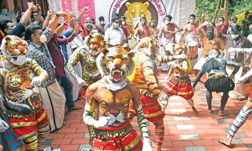 സ്വരാജ് റൗണ്ടിൽ ഒറ്റപ്പുലി; സൈബർ റൗണ്ടിൽ പുലിക്കൂട്ടം