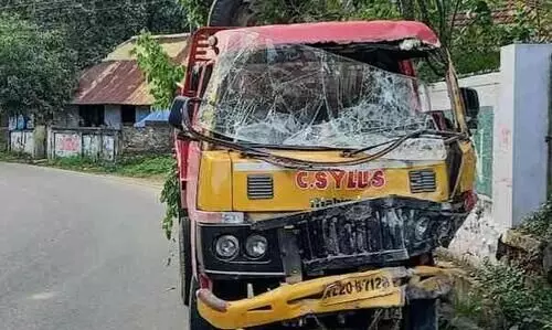 ടിപ്പർ മതിൽ തകർത്തു; നാല് പേർക്ക് പരിക്ക്