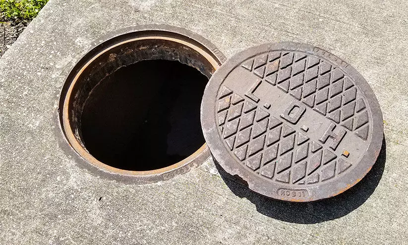 മാ​ൻ ഹോ​ളി​ൽ കു​ടു​ങ്ങി തൊ​ഴി​ലാ​ളി മ​രി​ച്ചു