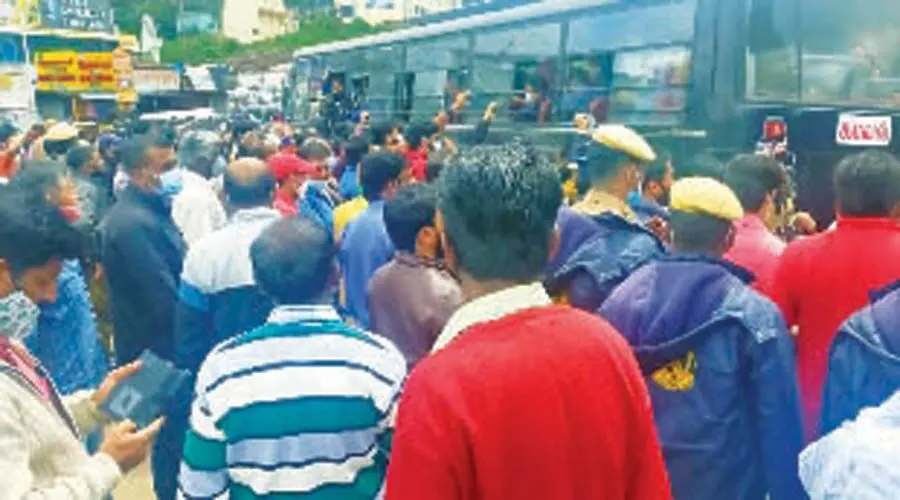 കമീഷണെറ തടഞ്ഞ വ്യാപാരികൾ അറസ്റ്റിൽ കമീഷണെറ തടഞ്ഞ വ്യാപാരികൾ അറസ്റ്റിൽ