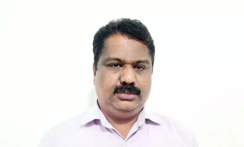 കൈ​ക്കൂ​ലി വാ​ങ്ങു​ന്ന​തി​നി​ടെ  വി​ല്ലേ​ജ്​ ഓ​ഫി​സ്​ ജീവ​ന​ക്കാ​ര​ൻ വി​ജി​ല​ൻ​സ് പി​ടി​യി​ൽ