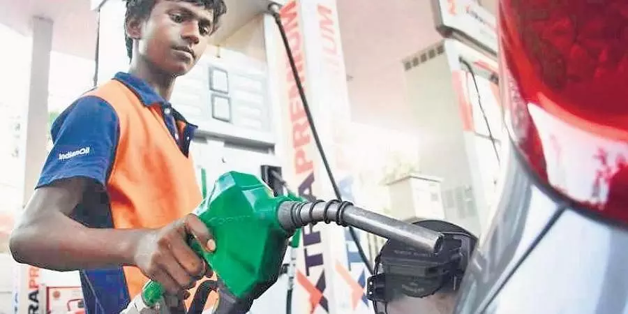 പുതുച്ചേരിയും നികുതി കുറച്ചു; പെട്രോൾ വില കുറയും പുതുച്ചേരിയും നികുതി കുറച്ചു; പെട്രോൾ വില കുറയും