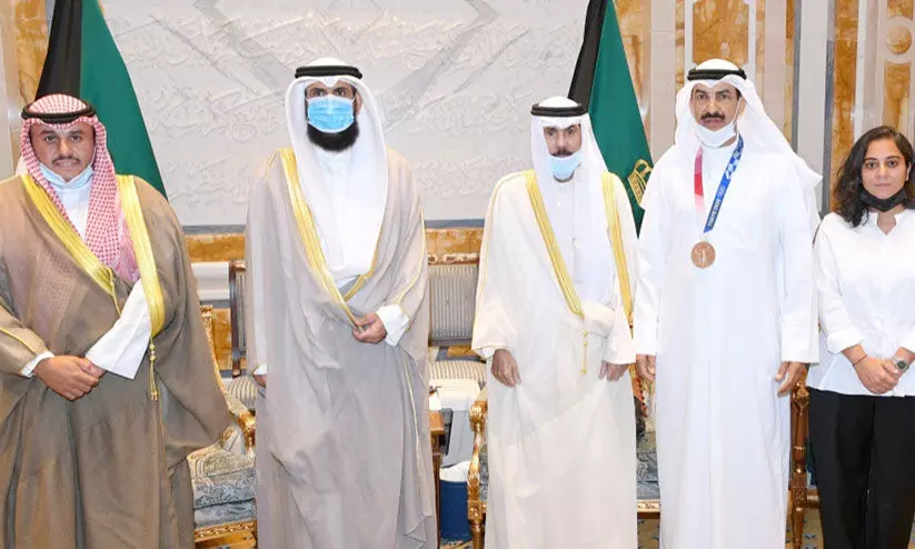 ഒളിമ്പിക് മെഡൽ ജേതാവ് അബ്ദുല്ല അൽ റഷീദിയെ അമീർ സ്വീകരിച്ചു ഒളിമ്പിക് മെഡൽ ജേതാവ് അബ്ദുല്ല അൽ റഷീദിയെ അമീർ സ്വീകരിച്ചു