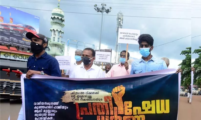 ചരിത്ര ധ്വംസനത്തിനെതിരെ വാരിയൻ കുന്നത്തിന്‍റെ കുടുംബം പ്രതിഷേധിച്ചു