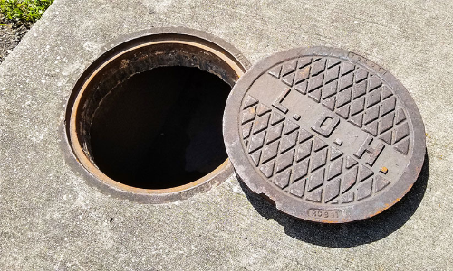 മാ​ൻ ഹോ​ളി​ൽ കു​ടു​ങ്ങി തൊ​ഴി​ലാ​ളി മ​രി​ച്ചു