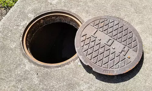 മാ​ൻ ഹോ​ളി​ൽ കു​ടു​ങ്ങി തൊ​ഴി​ലാ​ളി മ​രി​ച്ചു