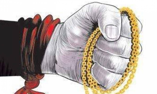 മാ​ല​പൊ​ട്ടി​ച്ചെ​ന്ന് വ്യാ​ജ പ​രാ​തി; പൊ​ലീ​സി​നെ ചു​റ്റി​ച്ച് പെ​ൺ​കു​ട്ടി