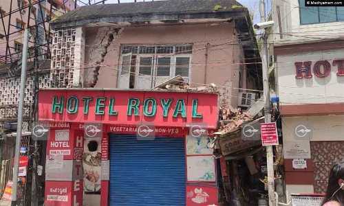 കൊച്ചിയിലെ മാസ് കെട്ടിടം തകർന്നു