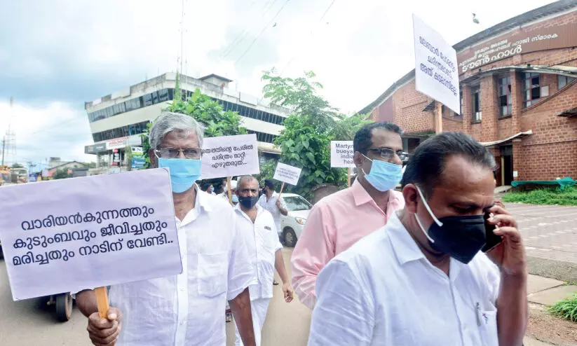 ചരിത്ര ധ്വംസനത്തിനെതിരെ തെരുവിലിറങ്ങി വാരിയൻകുന്നത്തിെൻറ പിന്മുറക്കാർ ചരിത്ര ധ്വംസനത്തിനെതിരെ തെരുവിലിറങ്ങി വാരിയൻകുന്നത്തിെൻറ പിന്മുറക്കാർ