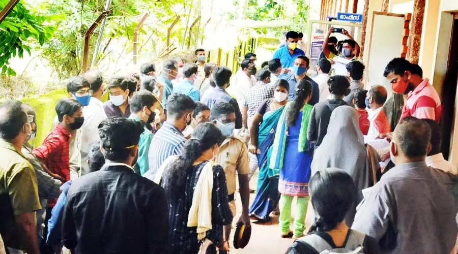 ബോണസ് മാർക്ക് നീന്തിക്കയറാൻ ഉന്തും തള്ളും ബോണസ് മാർക്ക് നീന്തിക്കയറാൻ ഉന്തും തള്ളും