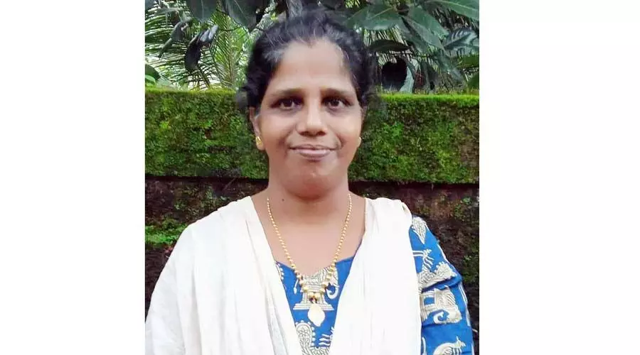 മുൻ കേരള വനിത ഫുട്ബാൾ ക്യാപ്റ്റന് ജീവിക്കാൻ കൂലിവേല തന്നെ ശരണം മുൻ കേരള വനിത ഫുട്ബാൾ ക്യാപ്റ്റന് ജീവിക്കാൻ കൂലിവേല തന്നെ ശരണം