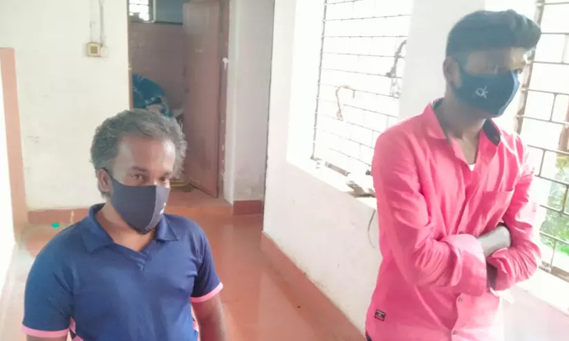 പ്രധാനമന്ത്രിയുടെ ഓഫിസ് ഉദ്യോഗസ്ഥരെന്ന് പരിചയപ്പെടുത്തി വ​നം​വ​കു​പ്പ് ഉ​ദ്യോ​ഗ​സ്​​ഥ​രെ കബളിപ്പിച്ച രണ്ടു പേർ പിടിയിൽ